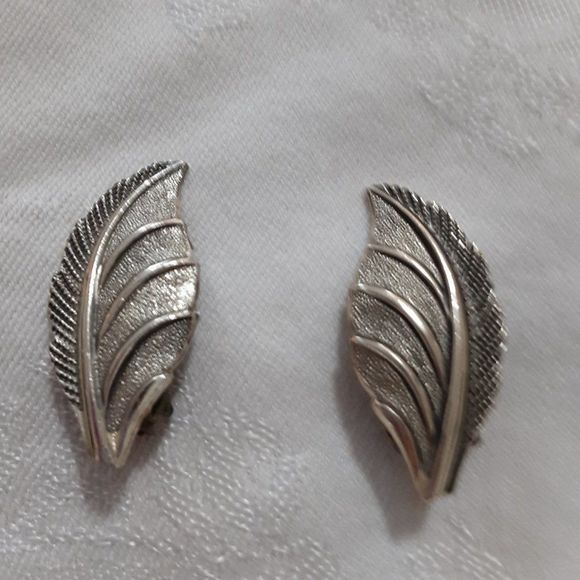 Silver tone clip leaf earrings elegant 1.5" career - Picture 2 of 3